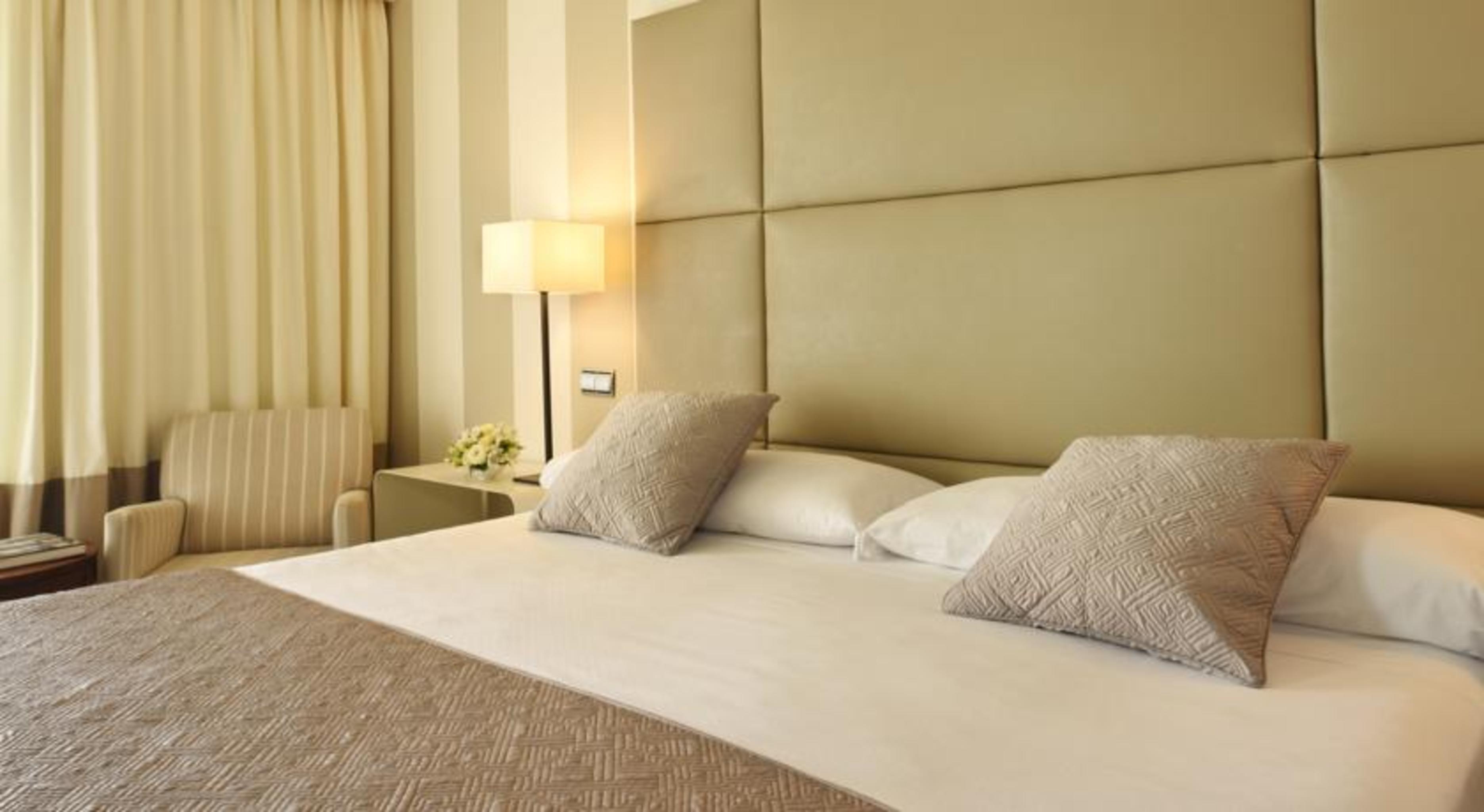 Precise Resort El Rompido-The Hotel Exterior photo A bed
