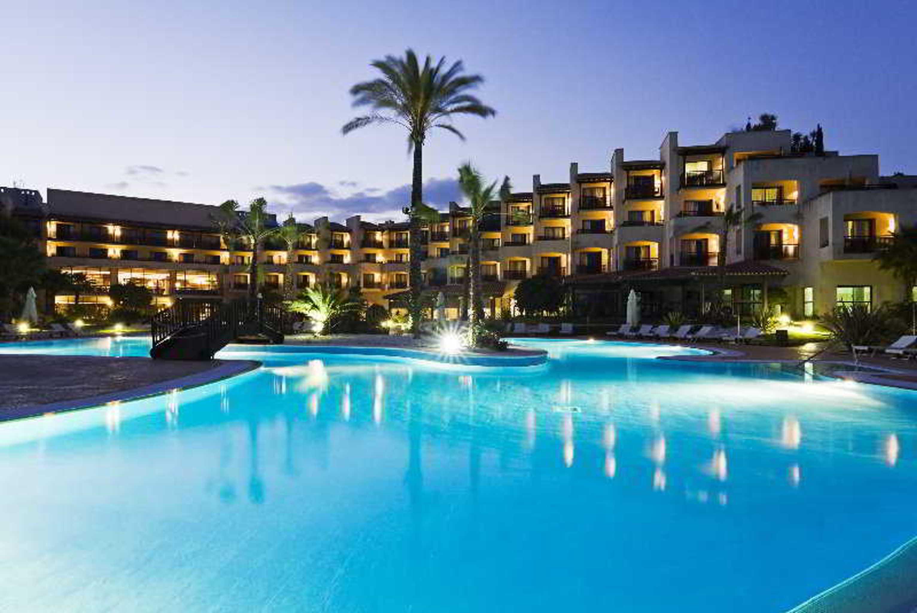 Precise Resort El Rompido-The Hotel Exterior photo The hotel at night