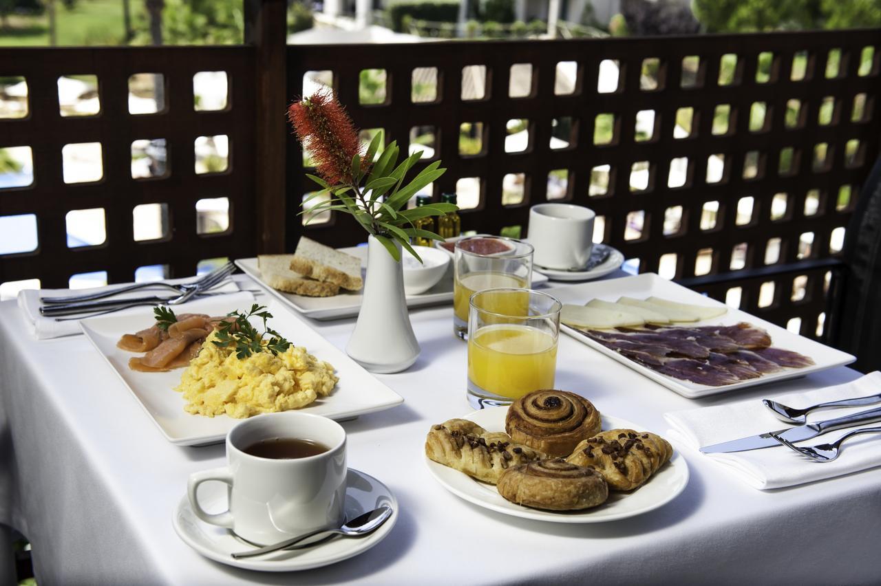 Precise Resort El Rompido-The Hotel Exterior photo A breakfast table